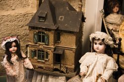 Isle sur la Sorgue, Francia: antiche bambole apparteneti a una collezione privata esposte in un museo della cittadina provenzale - foto © Emanuele Mazzoni Photo / Shutterstock.com