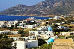 Isola di Lipsi, arcipelago del Dodecaneso, Grecia: uno scorcio del paesaggio con le tradizionali case bianche su cui spiccano le cupole azzurre delle cheise.

