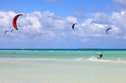 Kitesurf sulla spiaggia a Cayo Guillermo a Cuba, Oceano Atlantico. Grazie agli alisei, i venti costanti da nord-est l'isola è perfetta pre particare questo sport ed attivitù ...