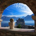 Uno scorcio panoramico su Kotor, Montenegro. La città, adagiata in fondo alle Bocche di Cattaro, offre una costa vertiginosa e montagne che si innalzano a strapiombo. I paesaggi sembrano ...