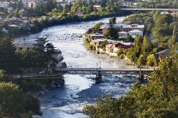 Kutisi e il fiume Rioni fotografati dall'alto, Georgia. La città è stata antica capitale del regno della Colchide, territorio che svolse un importante ruolo nella formazione ...