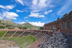 L'anfiteatro di Taormina in primavera. Secondo teatro più grande della Sicilia dopo Siracusa, quello di Taormina è anche il più conosciuto e ammirato al mondo. Di grande ...