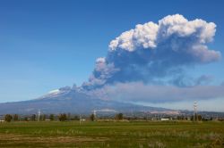 L'eruzione dell'Etna del dicembre 2018 vista da Belpasso in Sicilia - © Brice A. Goodwin / Shutterstock.com