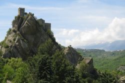 L'imponente castello sulle rocce di Roccascalegna in Abruzzo