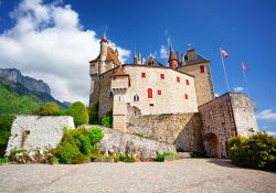 L'impressionante mole del Chateau de Menthon-Saint-Bernard in Francia siamo nella zona del lago di Annecy in Alta Savoia - © Gayane / Shutterstock.com