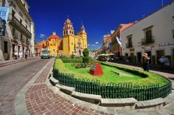 La basilica di Guanajuato, Messico. Una bella immagine scattata in una giornata di sole dalla strada sottostante con turisti e veicoli - © Keya5 / Shutterstock.com