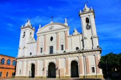 La bella cattedrale di Nostra Signora dell'Assunzione a Asuncion, Paraguay, in una giornata estiva.

