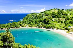 La bella Parlatuvier Bay a Tobago, Caraibi. Situata all'estremità nord occidentale di Tobago, questa baia è caratterizzata da una spiaggia di 500 metri con sabbia doarata e ...