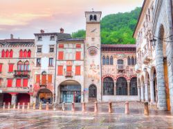 La bella Piazza Marcantonio Flaminio a Serravalle, Vittorio Veneto, Treviso: spicca la sua forma regolare e la pavimentazione in pietra d'Istria.
