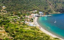 La bella spiaggia della costa est di FIlicudi, isole Eolie