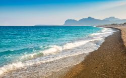 La bella spiaggia di Afandou con sabbie e ghiaie, isola di Rodi (Grecia)