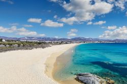 La bella spiaggia di Agios Prokopios a Naxos, isola della Grecia