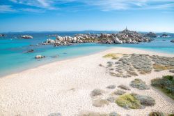 La bella spiaggia di Cala Acciarino sull'isola di Lavezzi, Corsica. Questa mezza luna di sabbia si affaccia su una piccola baia circondata da grandi massi.

