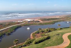 La bella spiaggia di El Haouzia vista dal Mazagan Hotel, Marocco. Questo resort è già diventato un importante punto di riferimento per gli amanti dello sport, dello star bene e ...