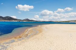 La bella spiaggia di Vathis Volos sull'isola di Antiparos, Cicladi, Grecia.
