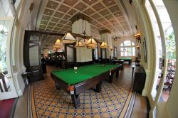 La Billiard Room del Raffles Hotel, Singapore. Vera e propria istituzione di Singapore, questa sala vanta ancora oggi la presenza di uno dei 5 tavoli da biliardo originali della fine del 1800 ...