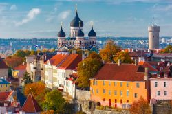 La capitale Tallin, Estonia: panorama della collina di Toompea e i suoi monumenti
