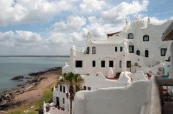 La caratteristica architettura di Casapueblo a Punta del Este, Uruguay. Oggi accoglie anche un hotel. 
