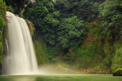 La Cascata Grande (o cascata verticale) a Isola del Liri nel Lazio. E' la più spettacolare di una coppia di salti, ciascuno che supera un dislivello di 27 metri.