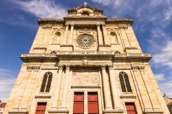 La cattedrale cattolica di Santo Stefano a Chalons-en-Champagne, costruita in stile tardo gotico (Francia). E' lunga oltre 96 metri e larga 30; le torri s'innalzano per oltre 38 metri.



 ...