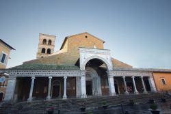 La Cattedrale di Civita Castellana, Lazio. Principale luogo di culto del borgo laziale, il duomo venne edificato attorno al 1185 sopra i resti di un precedente edificio religioso per poi essere ...