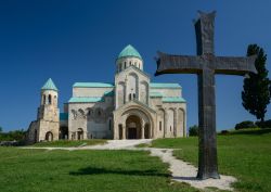 La cattedrale di Kutaisi, Georgia. Più noto come cattedrale di Bagrati, questo edificio religioso si trova circa 30 minuti a piedi dalla piazza principale della cittadina. In primo piano, ...