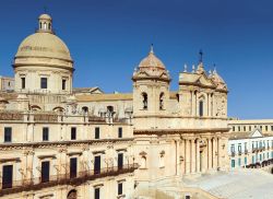 La Cattedrale di Noto baciata dal sole della Sicilia - situata in cima ad un'elegante scalinata, la bellissimo Cattedrale di San Nicolò è un vero gioiello barocco, costruito ...