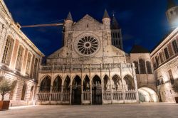 La cattedrale di Notre Dame di Tournai, Belgio, by night. Il nucleo originario risale al VI° secolo poi sostituito da una pianta basilicale nel IX° secolo - © Alizada Studios / ...