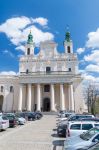 La cattedrale di San Giovanni Battista nella città di Lublino, Polonia. La facciata bianca e color crema è impreziosita dalle cupole verdi delle due torri che completano l'edificio ...