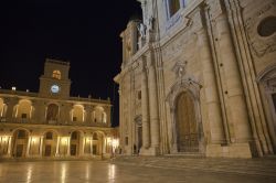 La cattedrale di San Tommaso by night a Marsala, Sicilia. E' stata costruita su impianto normanno del 1176. 
