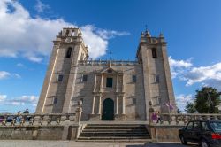 La cattedrale di Santa Maria a Miranda do Douro, Portogallo. Principale chiesa cittadina, è monumento nazionale del Portogallo. Si presenta in stile manierista con facciata austera racchiusa ...