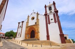 La cattedrale di Silves, Portogallo. Iniziata in stile gotico, la costruzione di questa chiesa, una delle più importanti dell'Algarve, si è protratta sino all'epoca barocca.
 ...