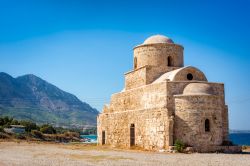 La chiesa abbandonata di Agios (Saint) nel distretto di Kyrenia, Cipro.




