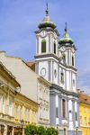 La chiesa cistercense nella città di Szekesfehervar, Ungheria. In smalto verde le due cupole alla sommità delle torri campanarie.
