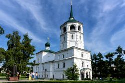 La Chiesa del Salvatore fu costruita nel 1706 a Irkutsk (Russia) ed è oggi la chiesa in pietra più antica della Siberia orientale - © Julia Kuzenkova / Shutterstock.com ...