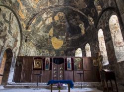 La Chiesa della Dormizione nella città rupestre di Vardzia. In questo luogo è vietato scattare delle fotografie - © Magdalena Paluchowska / Shutterstock.com