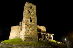 La chiesa di Canillo by night, Andorra. Fotografato di notte, questo edificio religioso si trova a Canillo, uno delle sette "parrocchie", cioè la suddivisione territoriale, ...