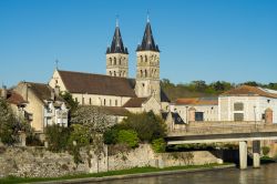 La Chiesa di Notre-Dame e il fiume Senna a Melun. nel dipartimento de l'Ile-de-France in Francia