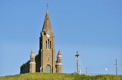 La chiesa di Notre Dame de Bonsecours a Dieppe, Francia. Si trova lungo il sentiero che parte dalla cittadina di Dieppe e arriva sino al Memoriale Canadese. E' piena di ex voto - © ...