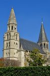 La chiesa di Poissy, Francia, in primavera: edificata fra il XII° e il XVI° secolo, la collegiata di Notre Dame è stata restaurata a partire dal 1844 dall'architetto Eugène ...