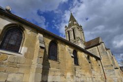La chiesa di Saint Maclou a Conflans-Sainte-Honorine, Francia. Costruita attorno al '900 in stile romanico, venne poi ristrutturata nel 1400 con elementi di architettura gotica - © ...