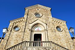 La chiesa di San Bartolomeo a Barberino Val d'Elsa, Toscana: l'edificio religioso è stato rimaneggiato nel Novecento in stile neogotico dall'architetto Giuseppe Castellucci.
 ...