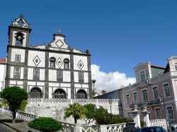 La chiesa di San Francesco nella città di Horta, Faial, Azzorre. Questo edificio religioso risale al XVII° secolo; si presenta con una semplice facciata bianca intervallata da inserti ...