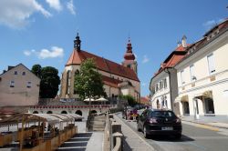 La chiesa di San Giorgio a Ptuj, Slovenia. Edificata nel XV° secolo in stile gotico, questa cattedrale ha acquisito nel corso del XVIII° secolo una cappella barocca. - © Zvonimir ...