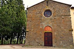 La chiesa di San Giovanni in Sugana nella città di San Casciano in Val di Pesa, Toscana: si tratta di un edificio religioso in stile romanico costruito nell'XI° secolo.

i