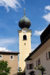 La chiesa di San Nicola e San Bartolomeo a Saalbach, Austria, con il campanile a bulbo.
