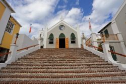La chiesa di San Pietro a St. George's, Bermuda. Di grande prestigio è la struttura interna costruita in legno e ancora oggi perfettamente conservata. Rappresenta il più antico ...