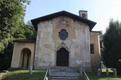 La Chiesa di San Rocco: siamo in Azzate, provincia di Varese (Lombardia) - © Dario Crespi, CC BY-SA 4.0, Wikipedia