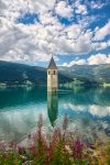 La chiesa di Santa Caterina è sommersa dal lago Resia. Emerge solo il campanile simbolo di Curon Venosta, provincia di Bolzano.
