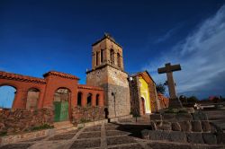 La chiesa di Santo Domingo nel distretto di Chucuito a Puno, Perù, fotografata al crepuscolo.
